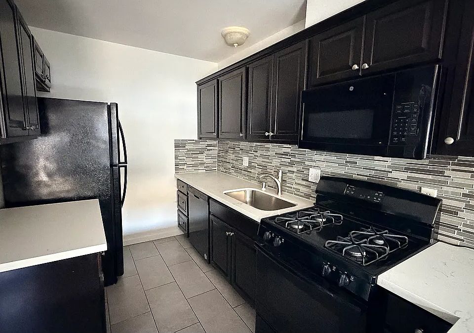 1st image of 15483 Moorpark St #711bedac1
