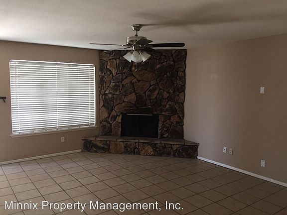 3rd image of 422 W Pecan Ave