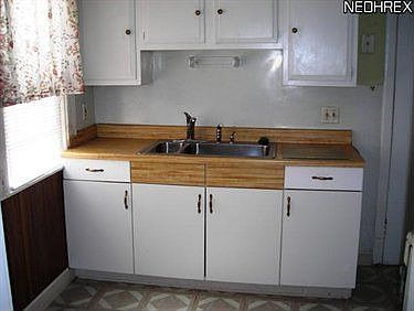 5th image of 1612 Larchmont Ave