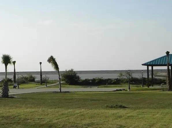 110 Dockside Dr, Rockport, TX 78382