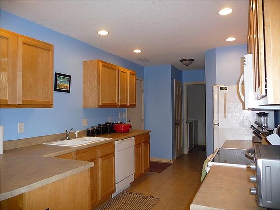 4th image of 802 SE White Oak Ln