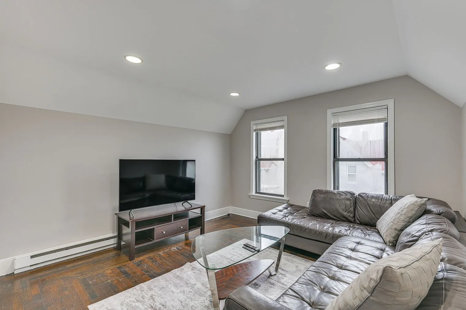 2 bed, 1.0 bath, 990 sqft, $3,774 — Photo 1