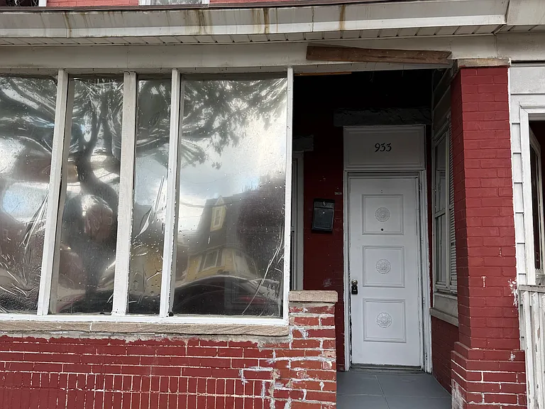 933 Beatty St — Photo 2