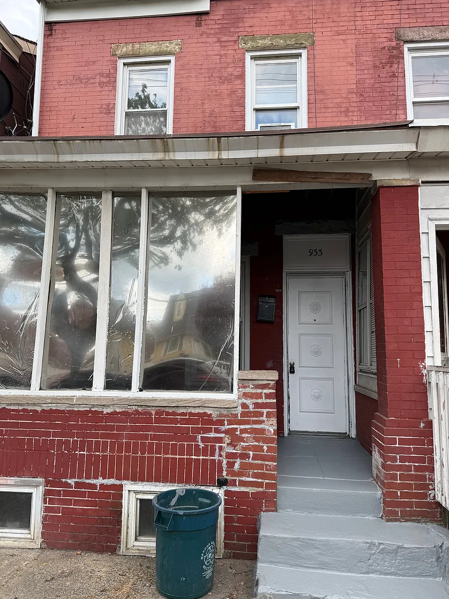 Building Photo - 933 Beatty St