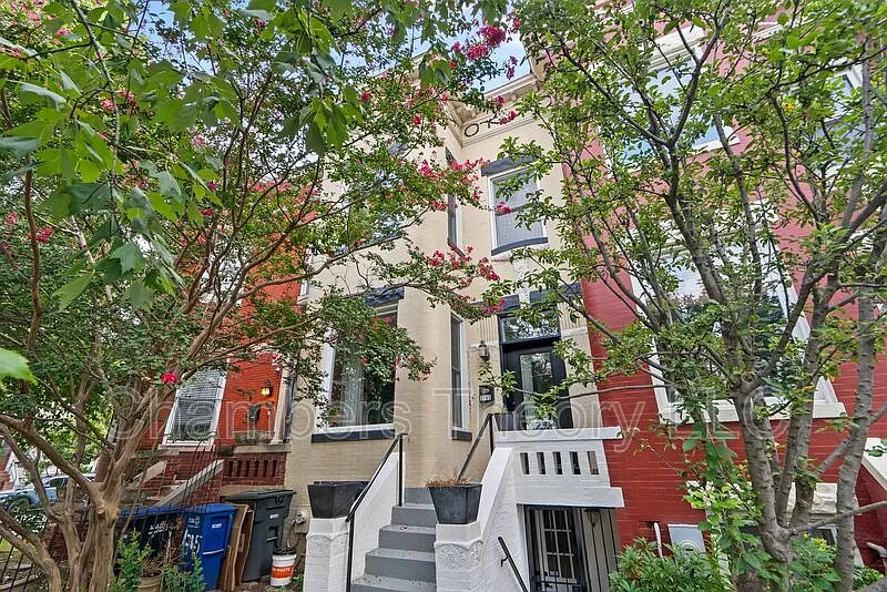 Building Photo - 1745 1st St NW