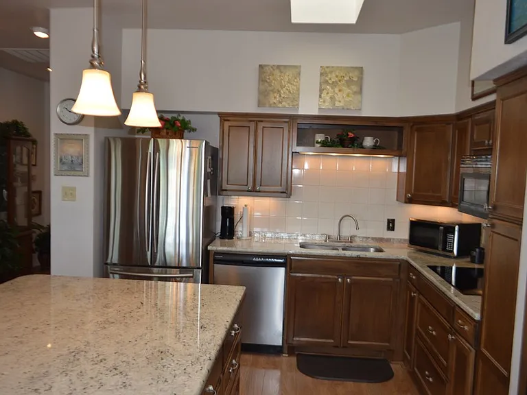 2015 Balmoral Dr — Photo 3