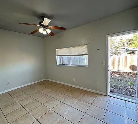 4th image of 102 Oak St