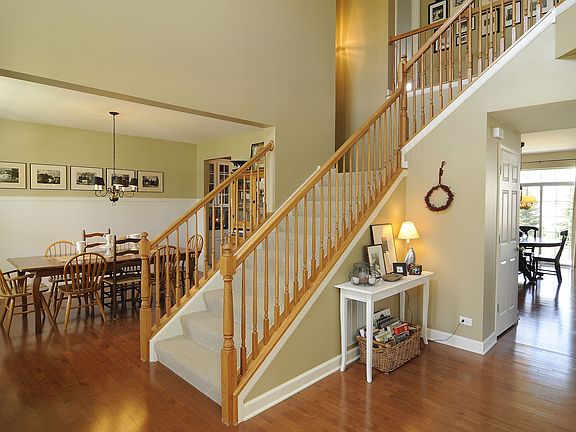 2 story grand foyer takes your breath away~