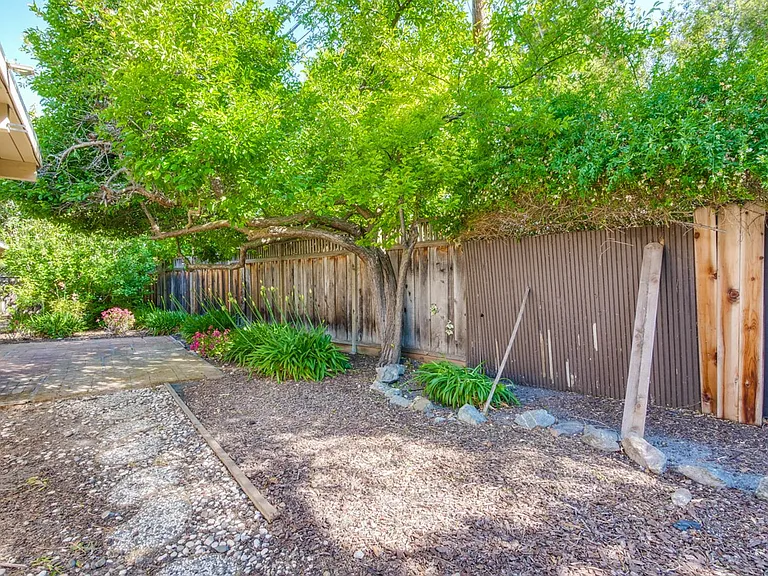 485 Emmons Dr — Photo 57