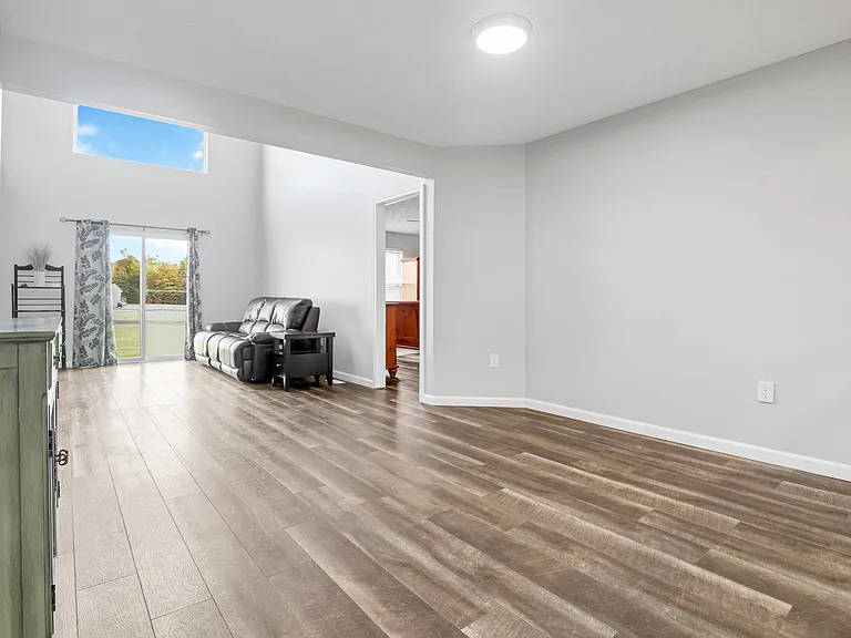 920 Sara Ct #920 — Photo 8
