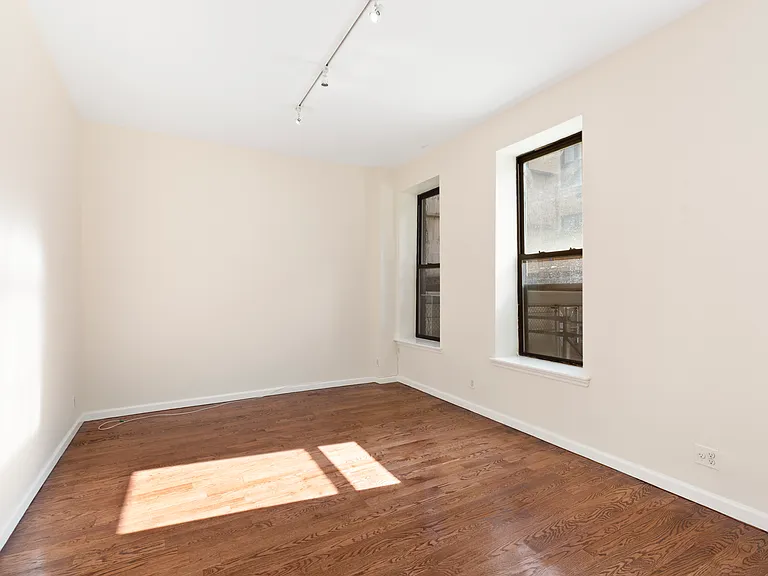422 E 58th St #1C — Photo 2