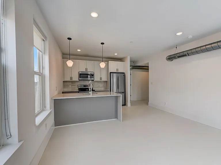2046 N Front St — Photo 30