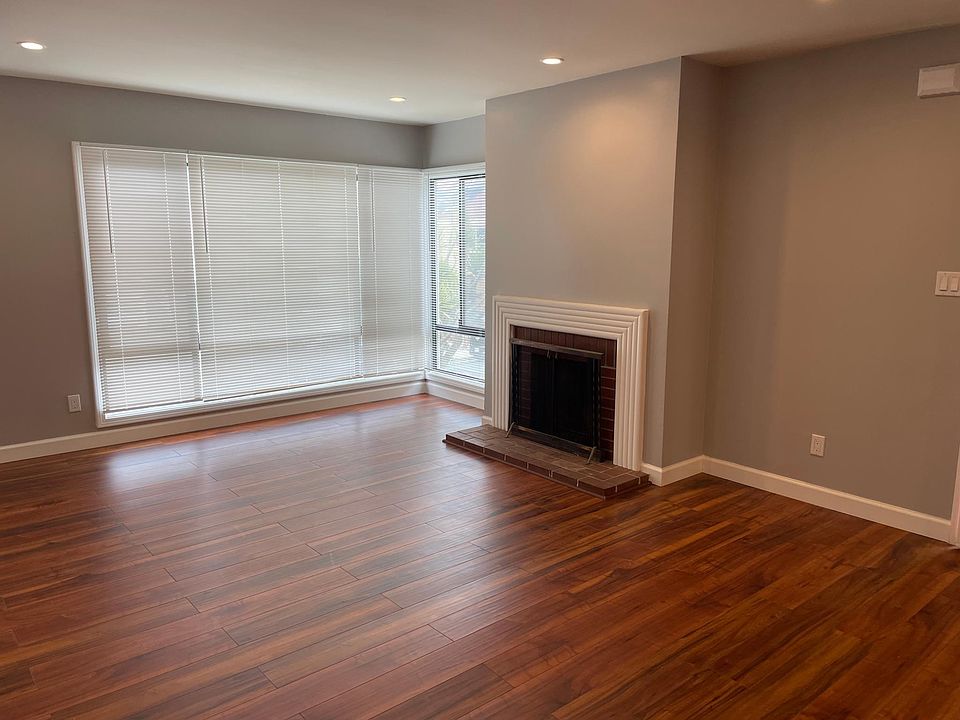 1st image of 31 Park Manor Dr