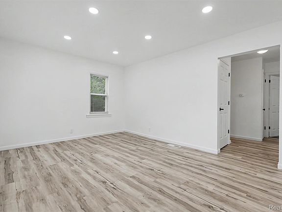 3rd image of 19341 Oakfield St