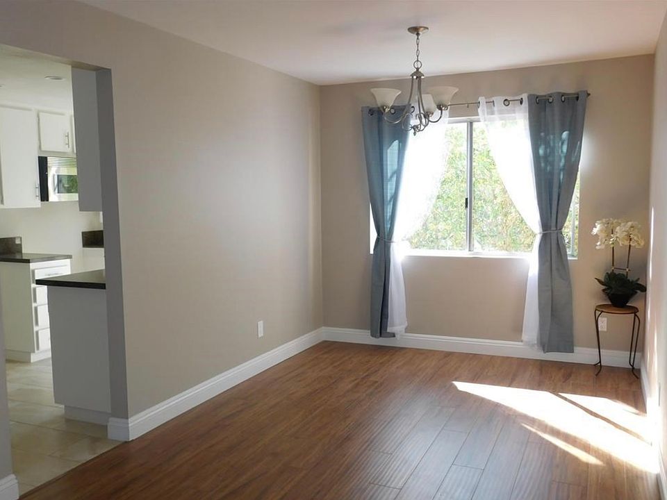 Dining area large enough to easily seat 6