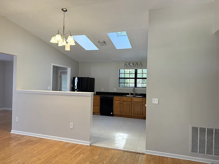 9409 Farrow Rd — Photo 2