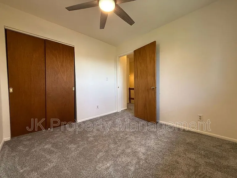 919 1st Ave SW #4 — Photo 17