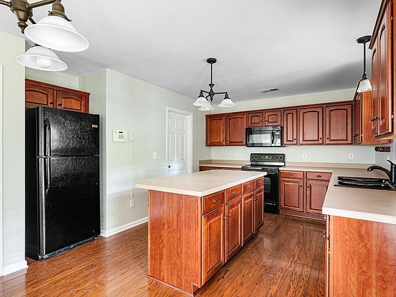 5th image of 409 Arbor Oaks Dr