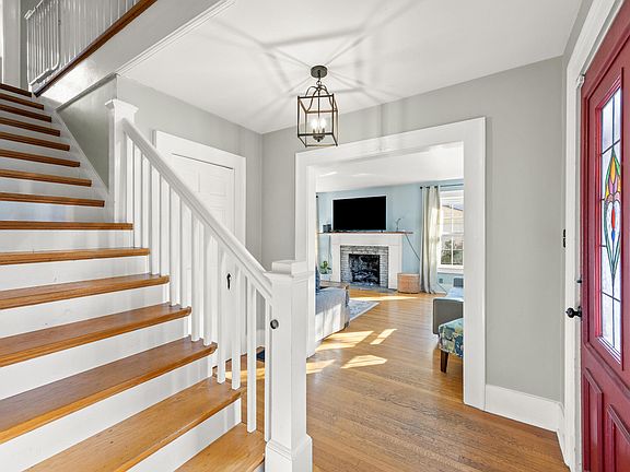 5th image of 829 W Lexington Ave
