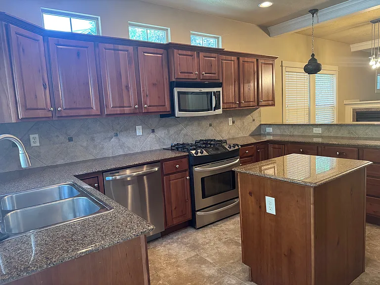 894 E Shadow Creek Ln — Photo 3