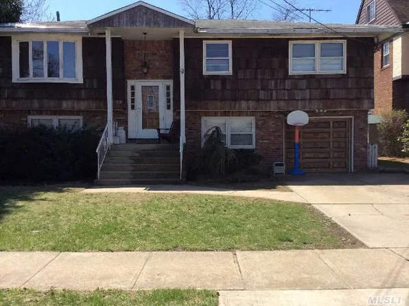 82 Coventry Gdn, Lynbrook, NY 11563