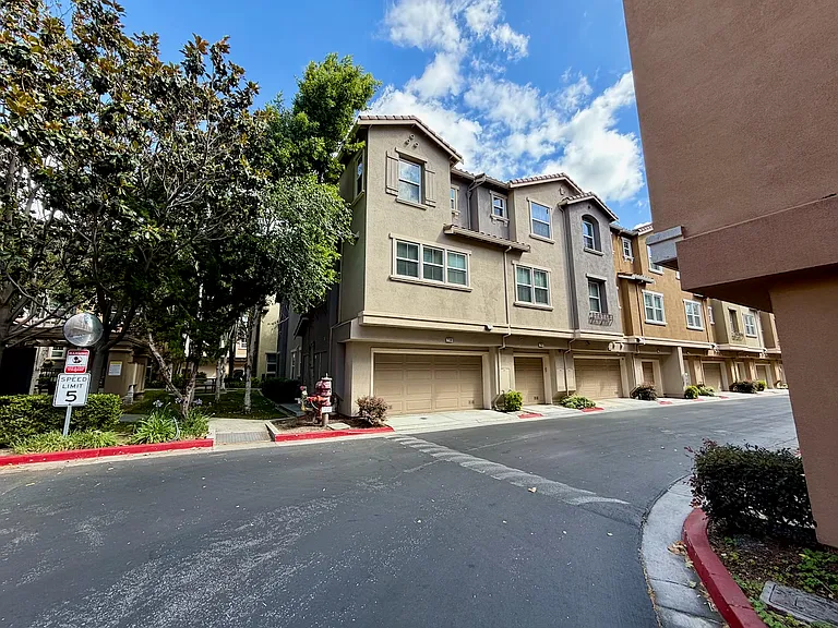 2100 Beech Cir — Photo 1