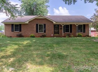 4413 Crestmont Dr, Charlotte, NC 28205