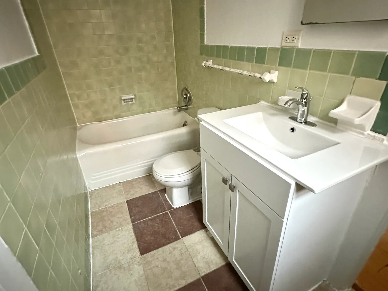 1 bed, 1.5 bath, 1200 sqft, $1,050 — Photo 4