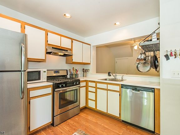 5th image of 1406 Bedford Dr #1406