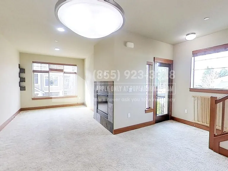 3800 NE 3rd Pl — Photo 4
