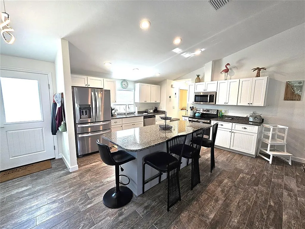 3 bed, 2.0 bath, 1481 sqft, $4,800 — Photo 3
