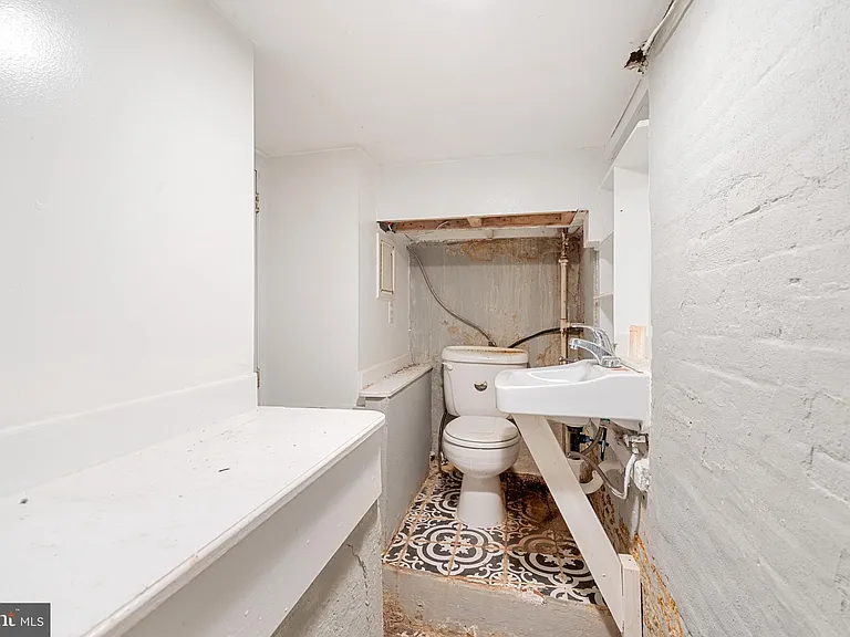 130 E Randall St — Photo 33