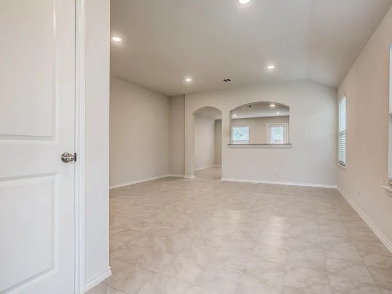 2426 Lupton St — Photo 3