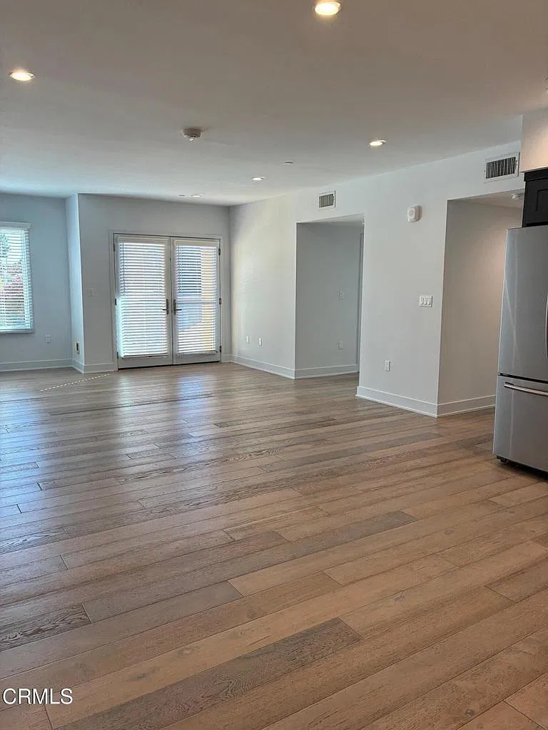 2 bed, 2.0 bath, 1090 sqft, $3,949 — Photo 3