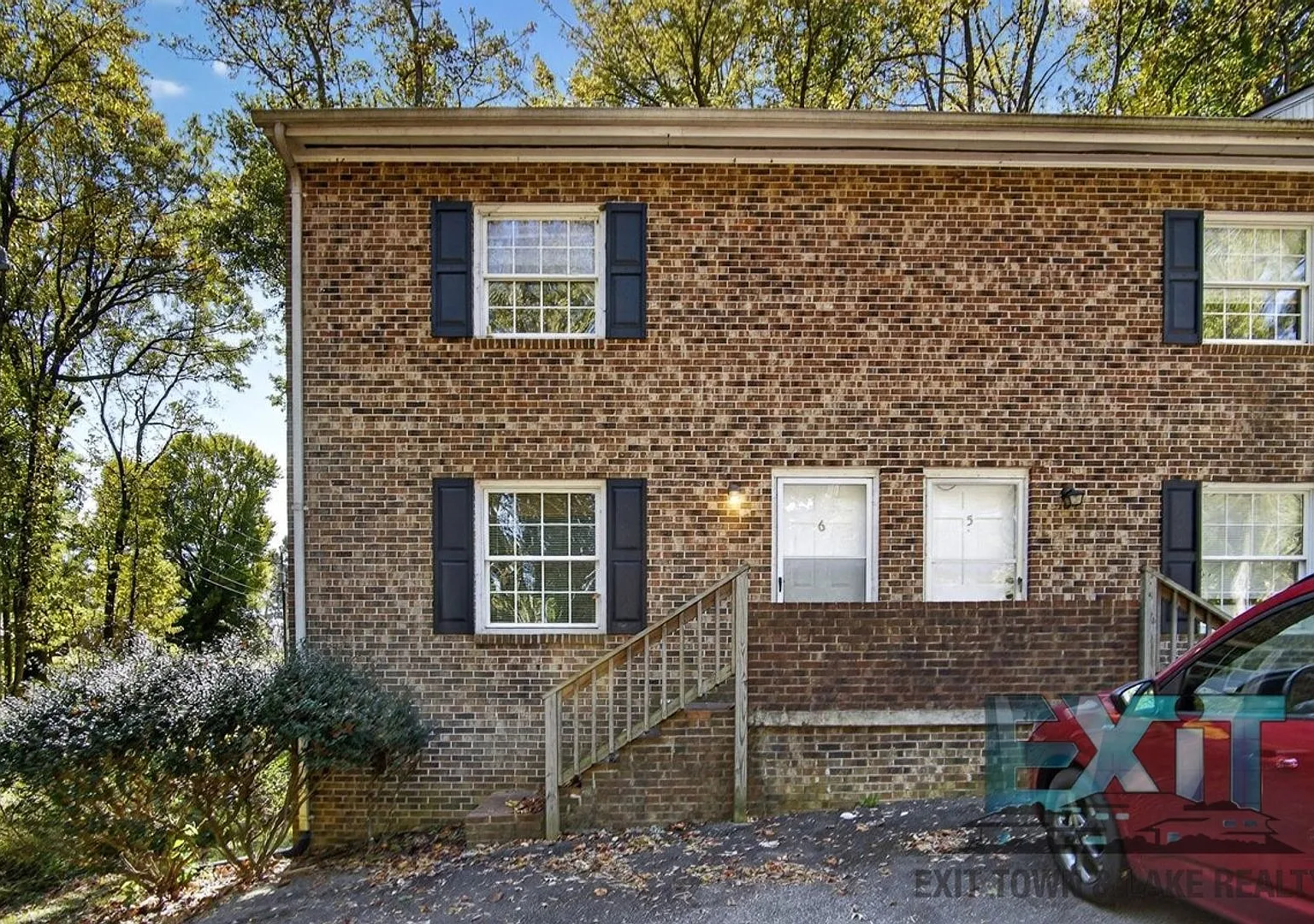 704 Hite — Photo 1