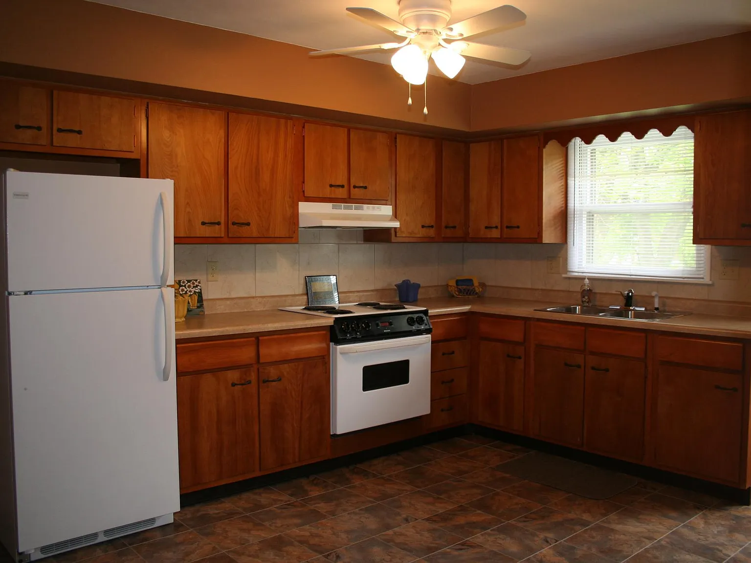 2 bed, 1120 sqft, $900 — Photo 2