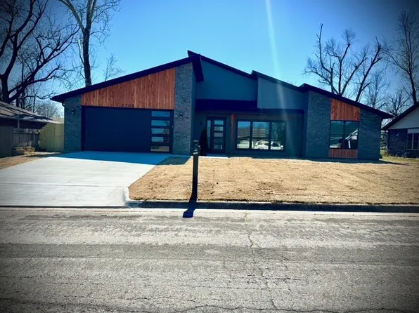 2708 W Gum St, Rogers, AR 72758