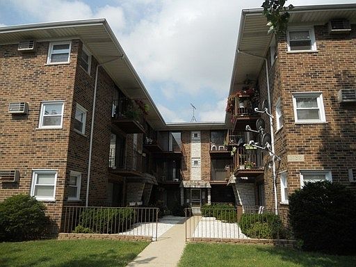 1st image of 3158 N Neenah Ave #1F