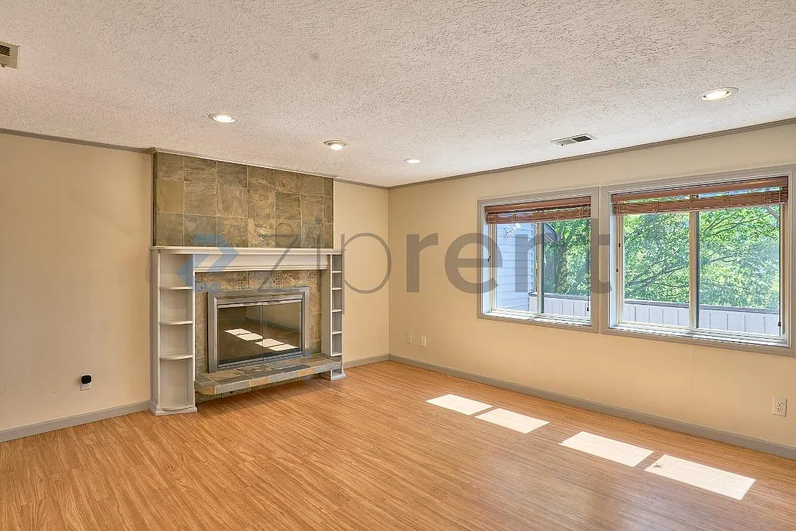 2 bed, 1036 sqft, $2,050 — Photo 4