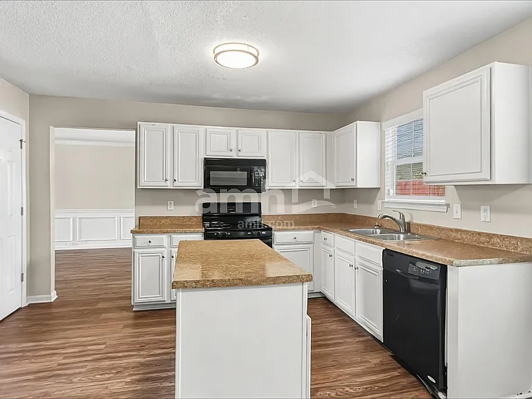 312 Othello Dr — Photo 3