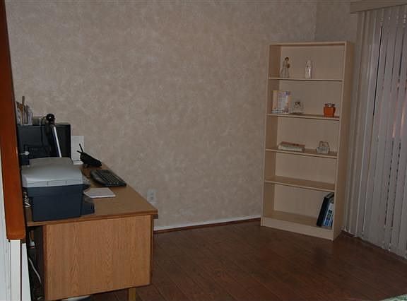 Dining Area w/laminated wide plank wood flooring