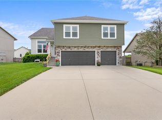 1834 White Tail Ln, Liberty, MO 64068