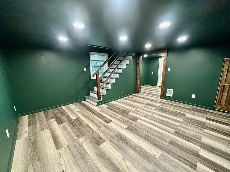212 E Henley St — Photo 17