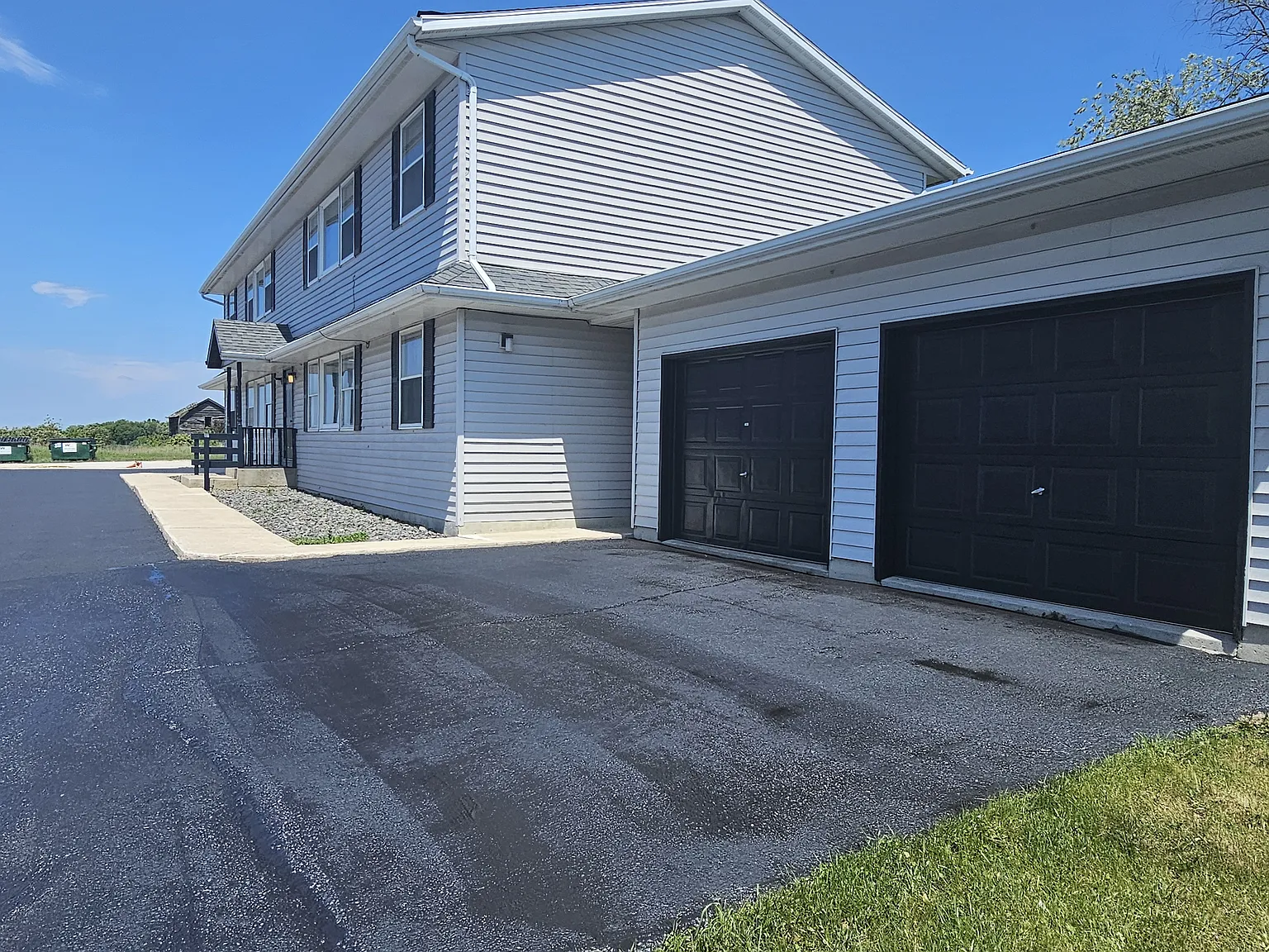 2 bed, 1040 sqft, $1,400 — Photo 2