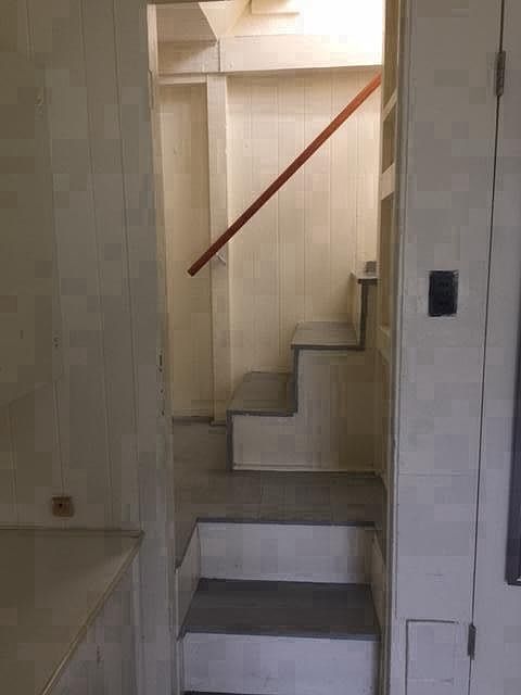 to upstair bedroom