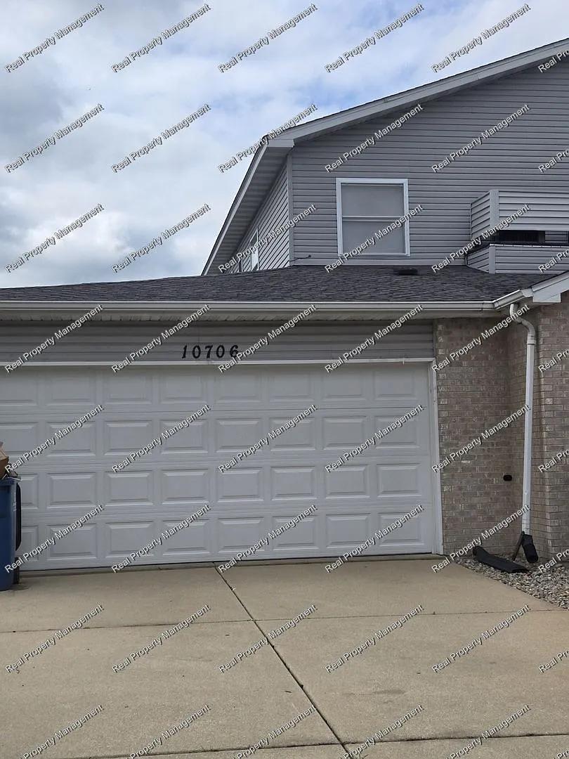 Large 2 Bedroom Winfield Townhome — Photo 1