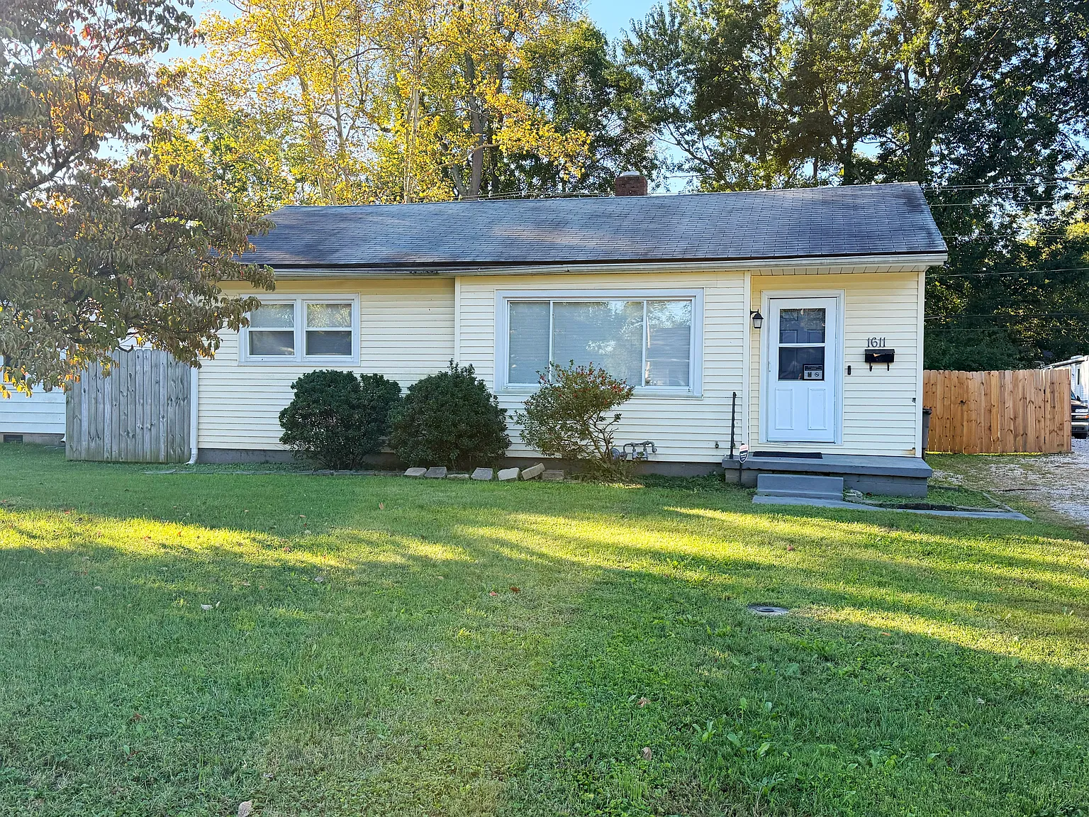 3 bed, 1295 sqft, $1,600 — Photo 2