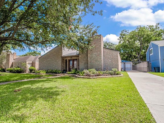 4th image of 12219 Sugar Springs Dr