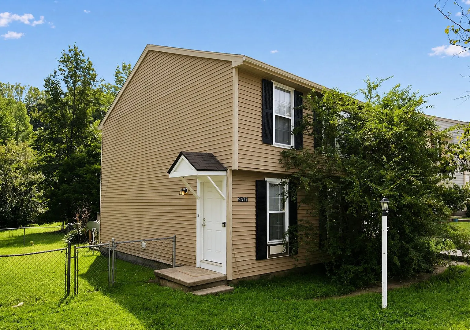 King George Spacious 2 Bedroom End Unit Townhouse — Photo 1