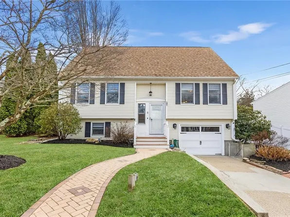 8 Damian Ct, North Providence, RI 02911